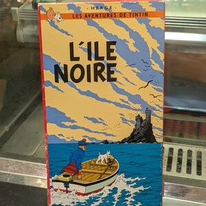 Les Aventures de Tintin: L'Île Noire Graphic Novel - Blue/Beige Cover
